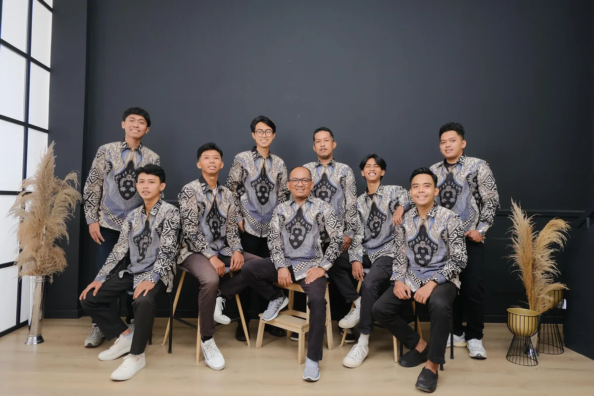 Enam orang mengenakan kemeja batik seragam dengan motif yang sama