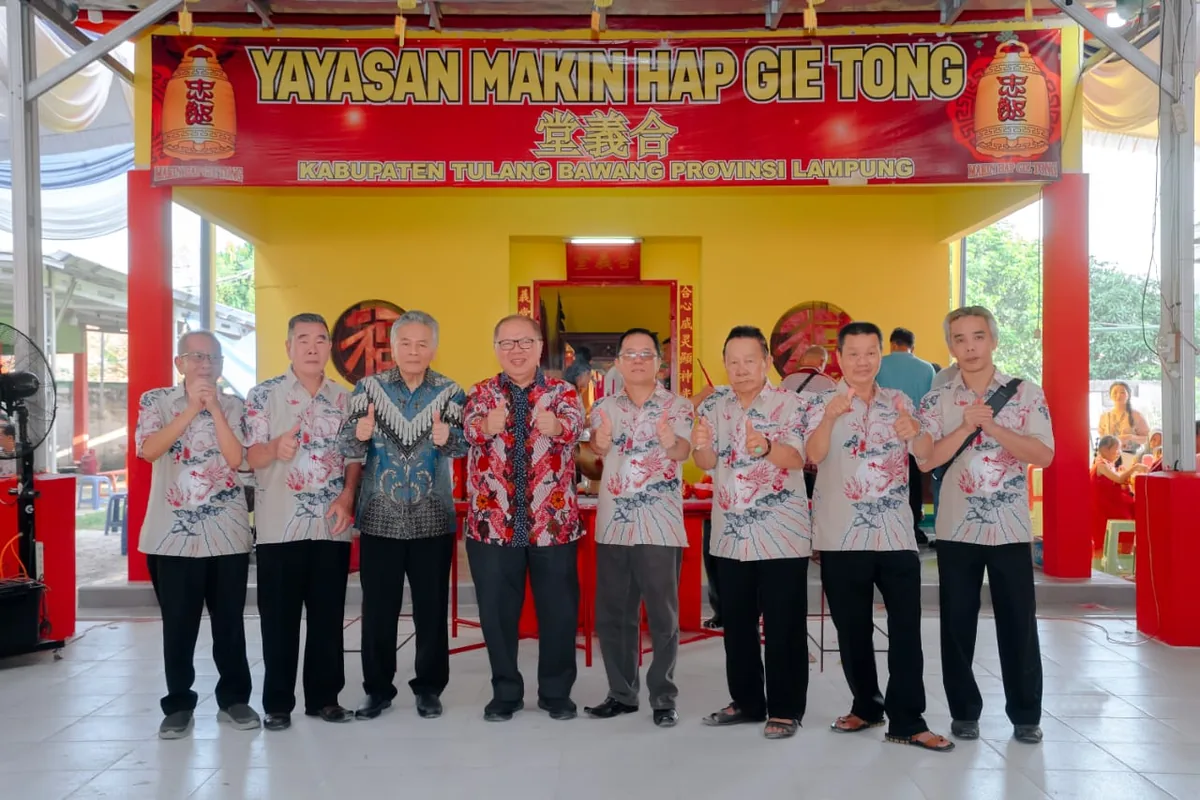 Barisan pengurus yayasan mengenakan batik seragam dalam sebuah acara
