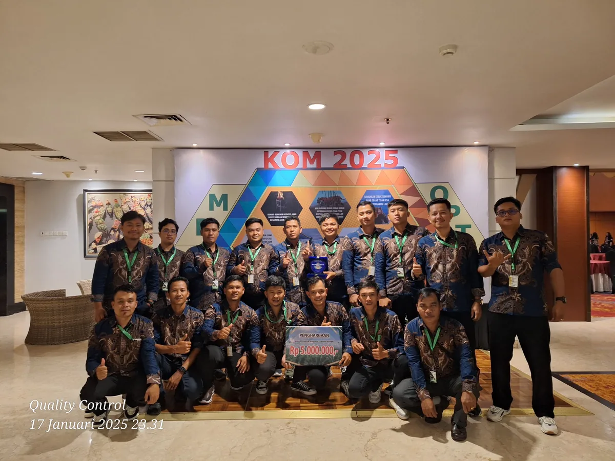 Panitia sebuah acara organisasi mengenakan batik seragam di dalam gedung