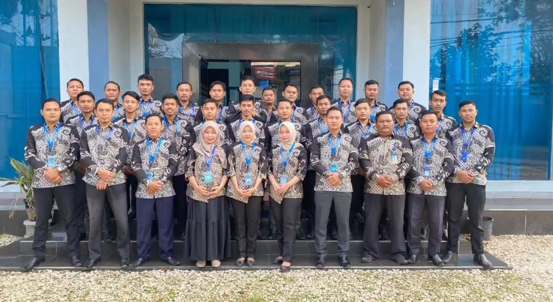 Rombongan besar anggota instansi berbatik seragam berfoto di luar ruangan
